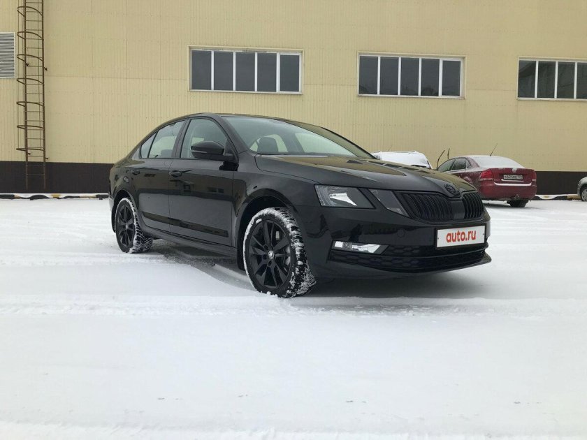 Черная Шкода Октавия 2019 на дисках