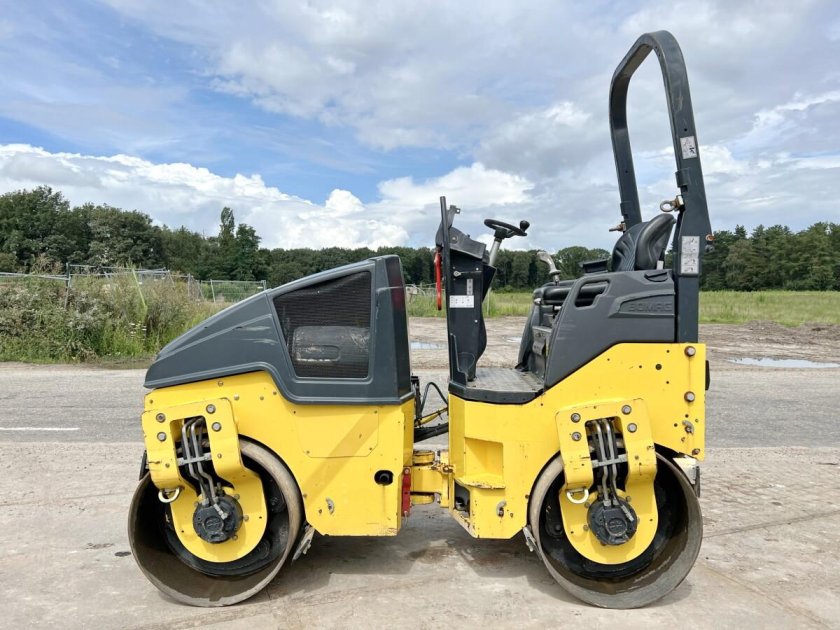 Bomag двухвальцовый кабина