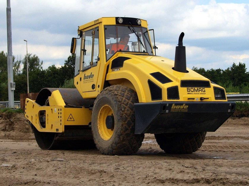 Каток Bomag BW 211 D-4