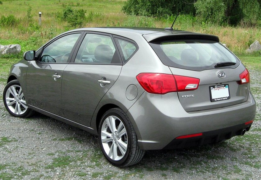 Kia Forte 2011 хэтчбек