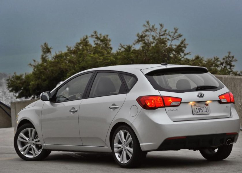 Kia Forte 2011 хэтчбек