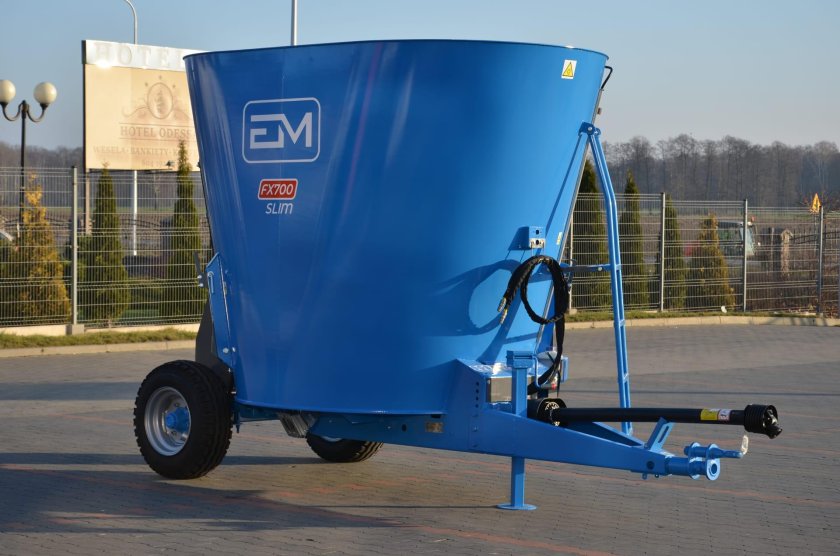 Кормораздатчик с вертикальным расположением шнека