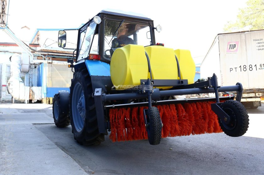 Щетка МК-7 С баком для воды бак 500л на базе МК-4.1 усиленные колеса