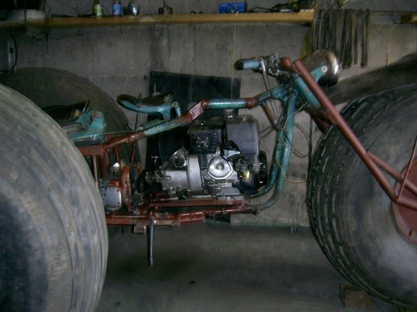 Трицикл Урал болотоход