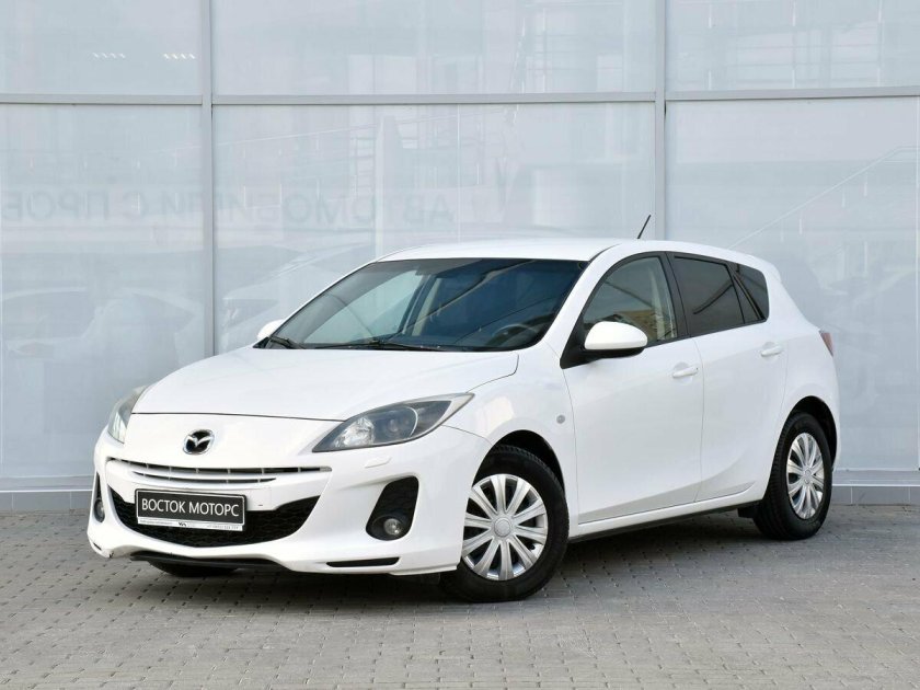 Белая Мазда 3бк комплектация туринг, белые сиденья