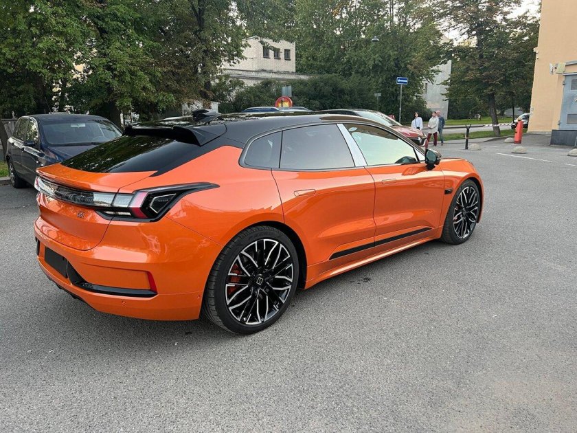 Geely zeekr 001 оранжевый