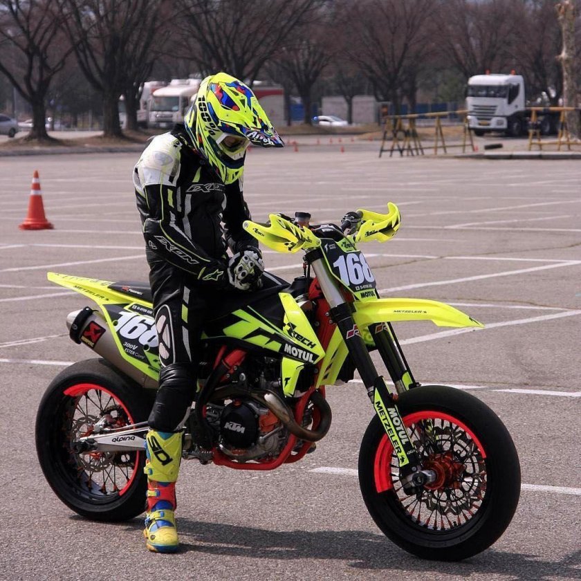 Супермото мотард стант