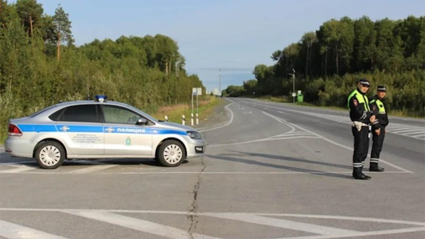 Машина ГАИ на дороге