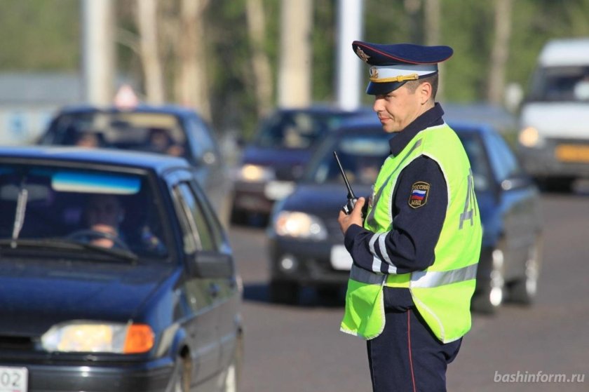 Сотрудник ГИБДД