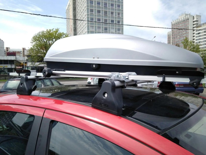 Опель Корса с боксом Thule на крыше