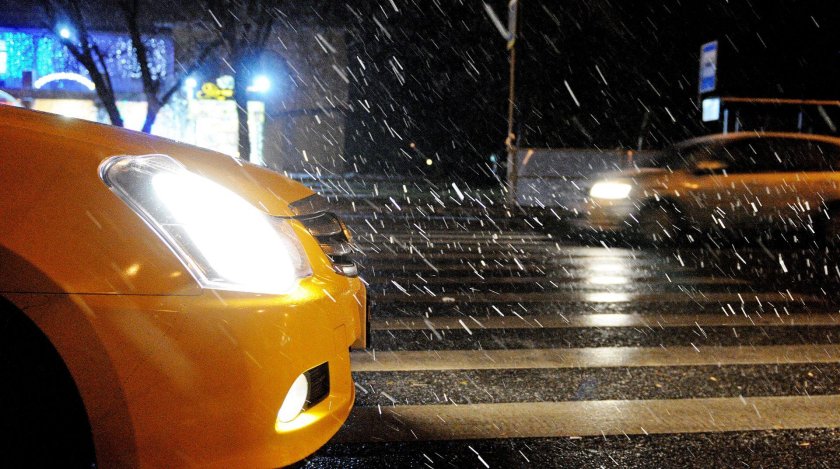 Машина под дождем