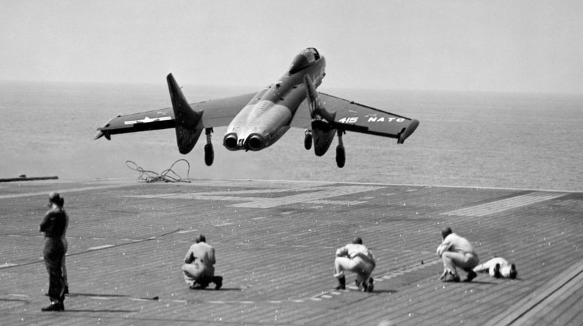 Самолет f7u Cutlass