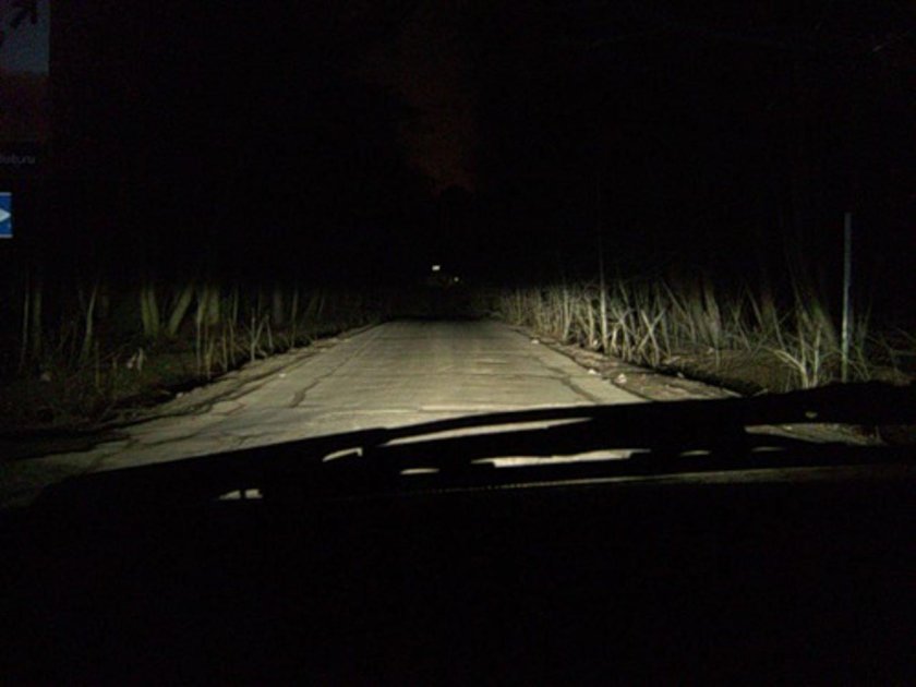 Машина ночью на дороге