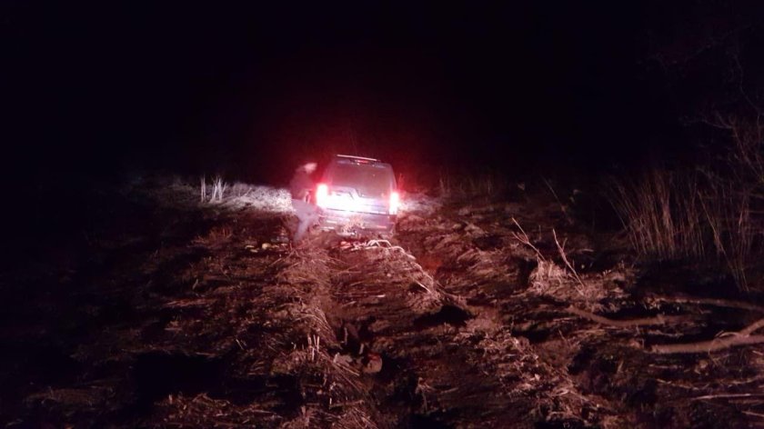 Машина в поле ночью