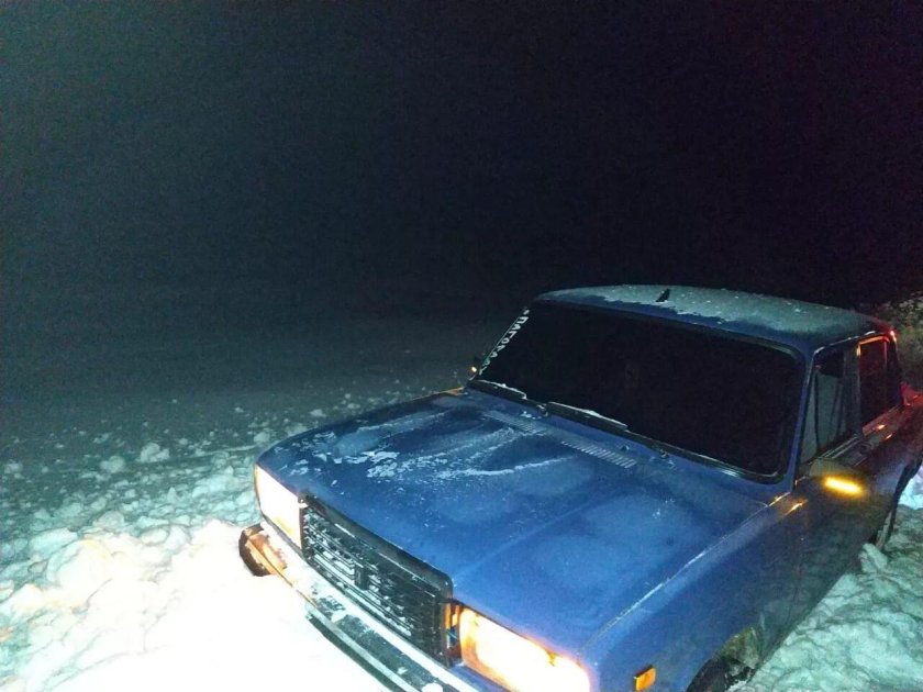 ВАЗ 2107 синяя зимой