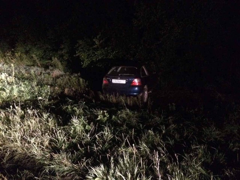 Машина в кювете ночью