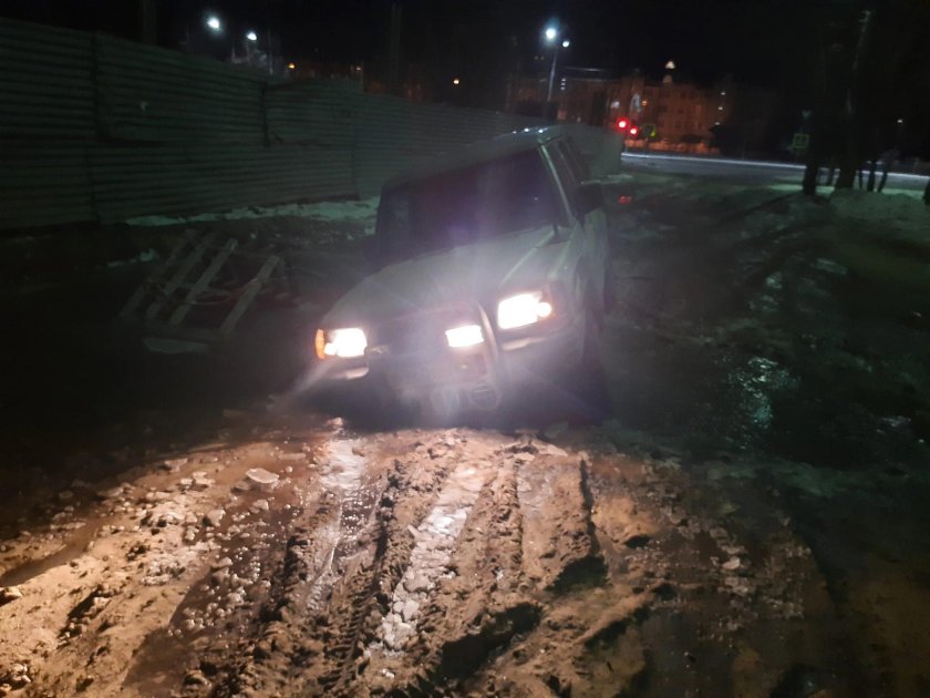 Машина застряла в грязи ночью