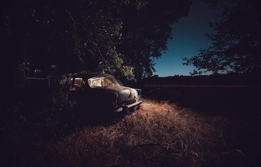 Машина в лесу ночью