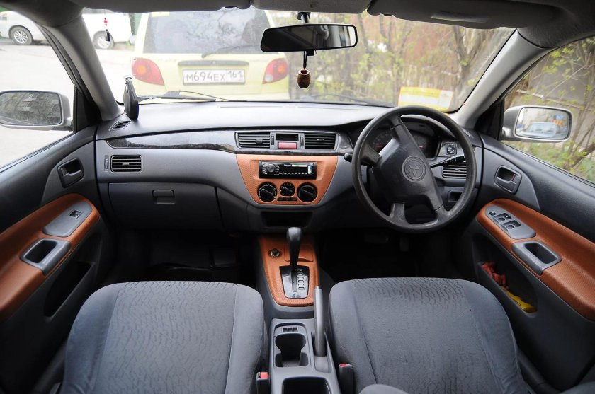 Mitsubishi Lancer Cedia 2000 салон