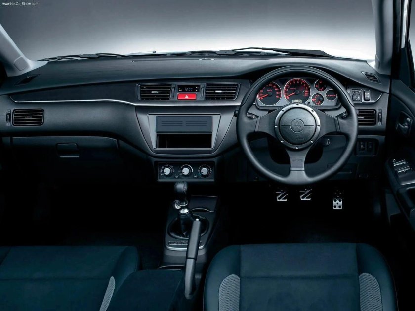 Митсубиси Эволюшн 9 салон