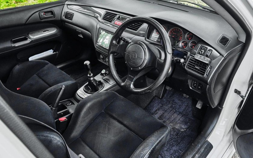 Mitsubishi Lancer EVO 3 салон