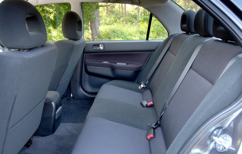 Лансер 10 салон сзади