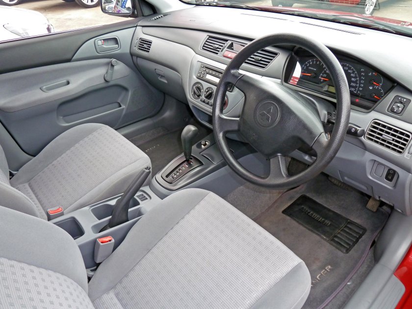 Mitsubishi Lancer Cedia 2000 салон