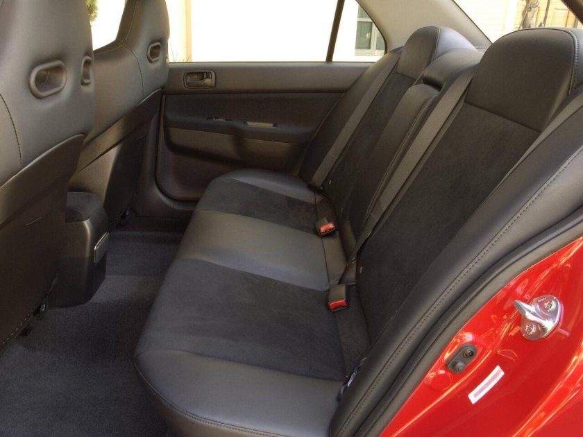 Mitsubishi Lancer салон сзади