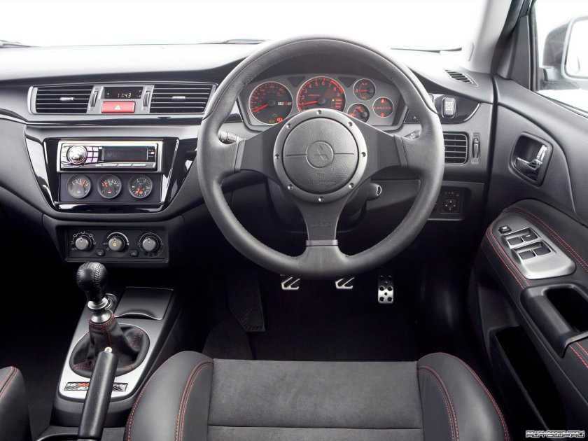 Мицубиси Лансер Эво 9 салон