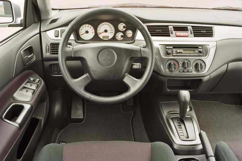 Лансер 9 салон 2004