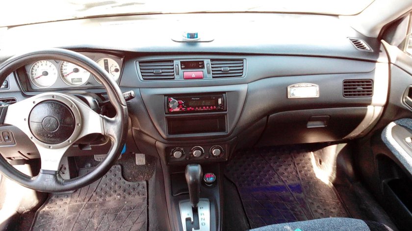 Лансер 9 черный салон