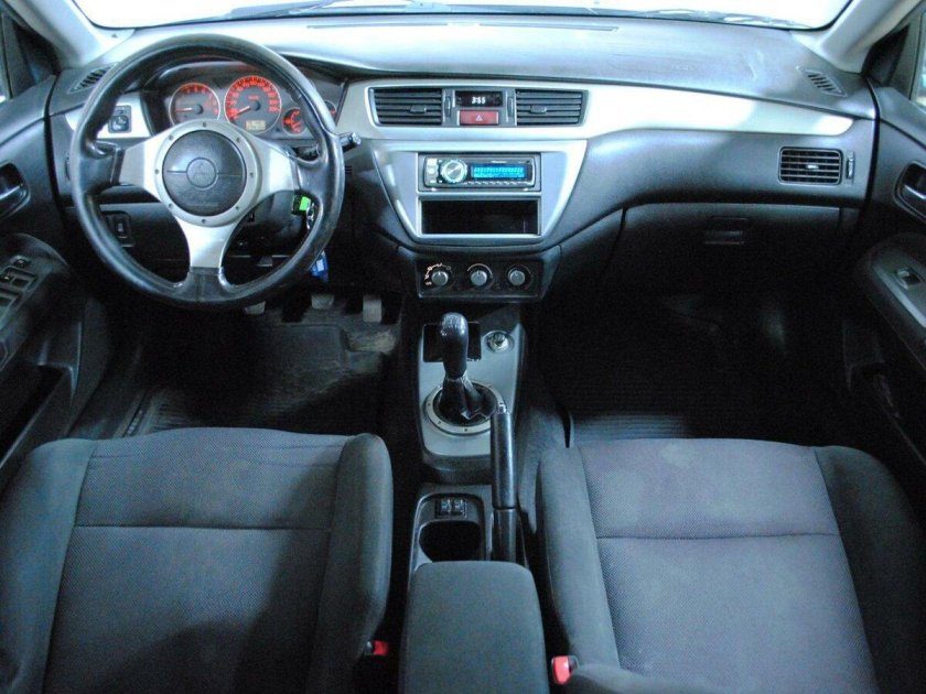 Lancer 9 Рестайлинг салон