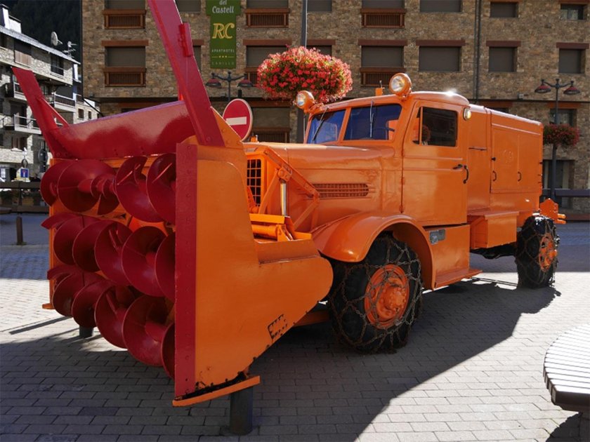 Аэродромный снегоуборщик