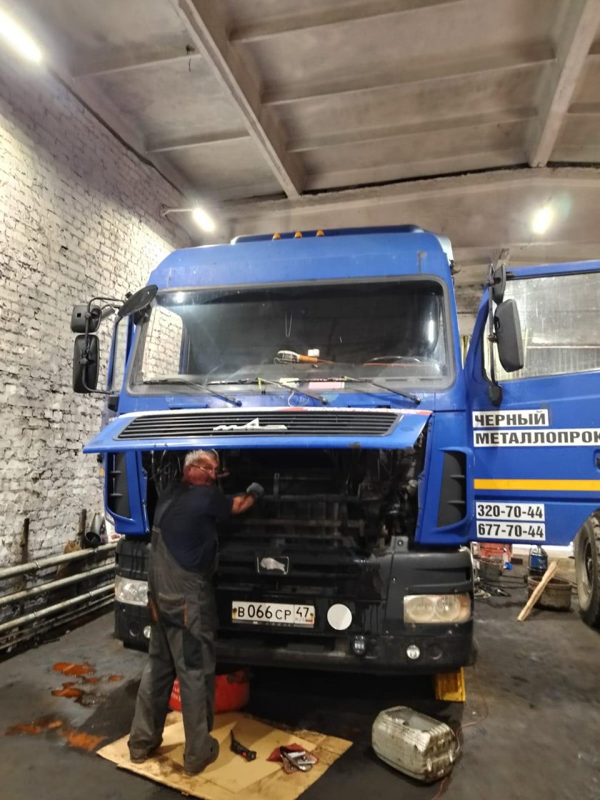 МАЗ на ремонте тягач