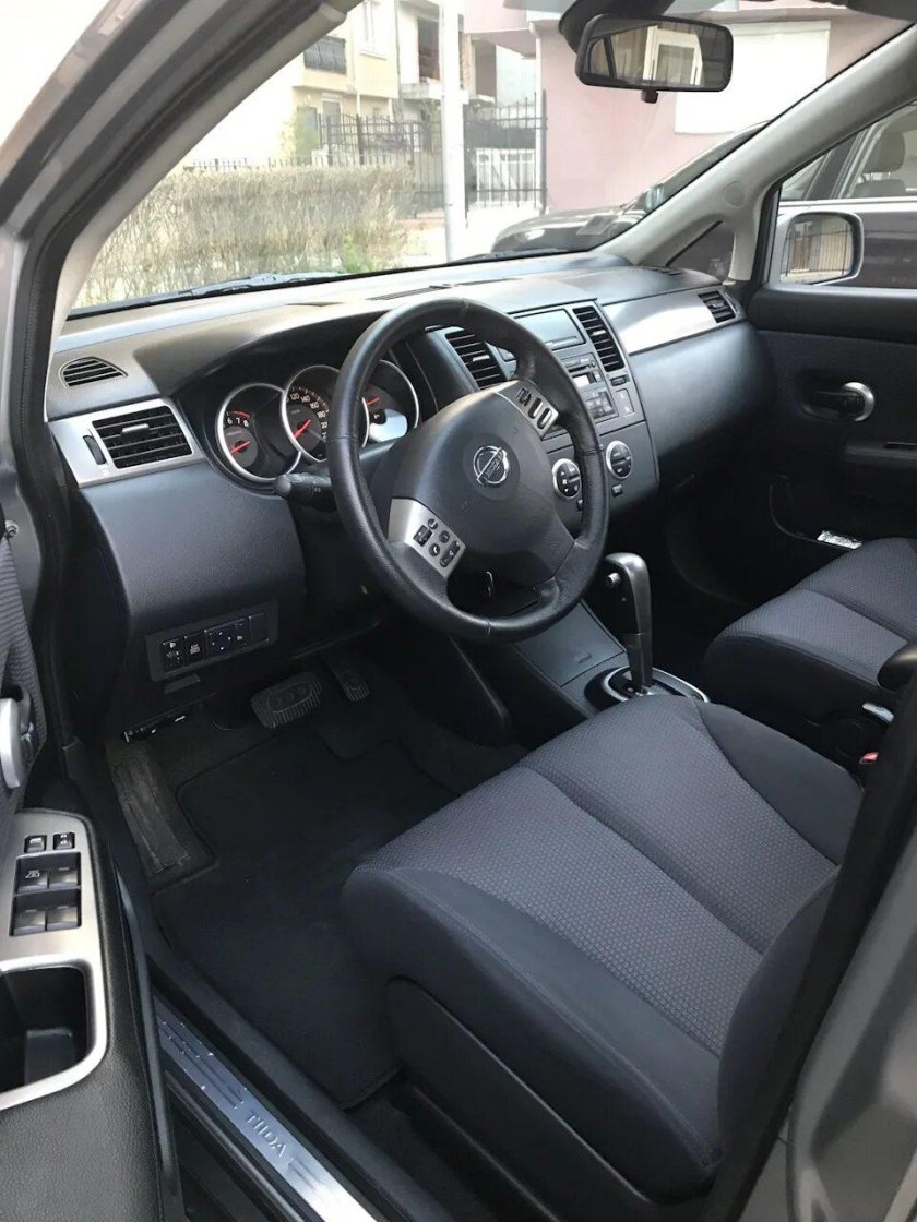 Nissan Tiida Interior