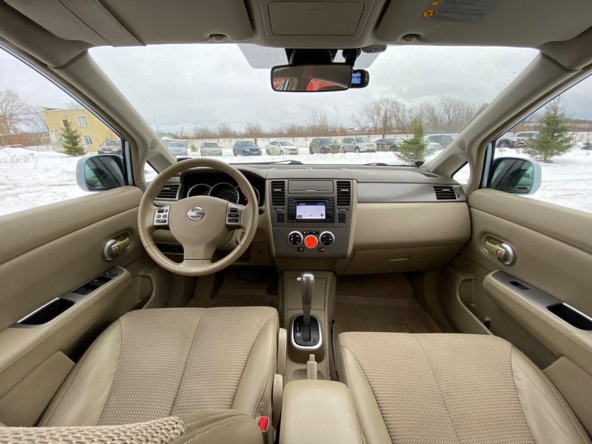 Nissan Tiida 2008 седан салон