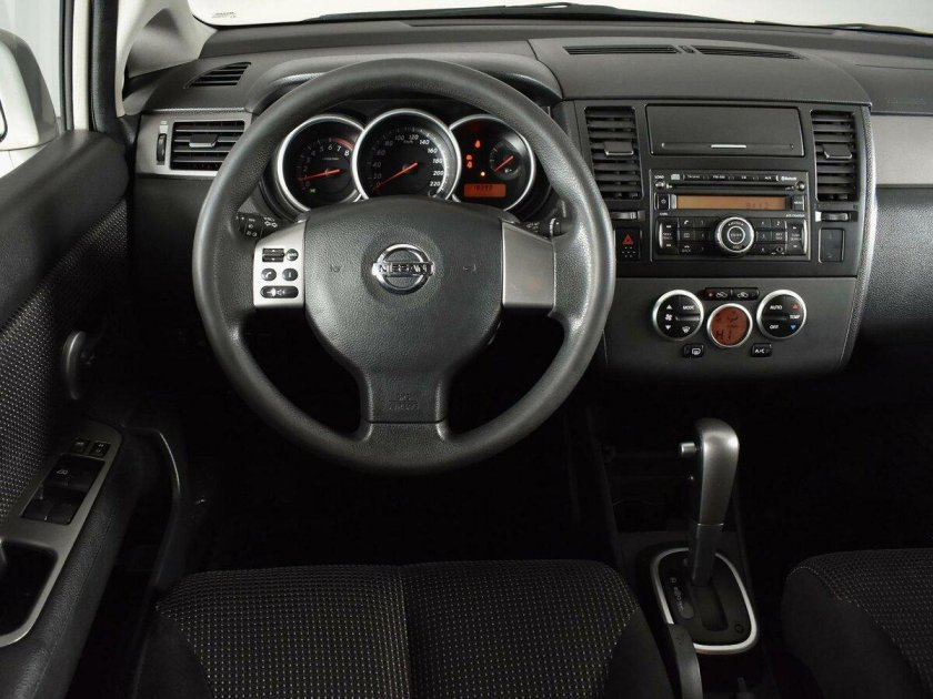 Ниссан Тиида 2008 салон