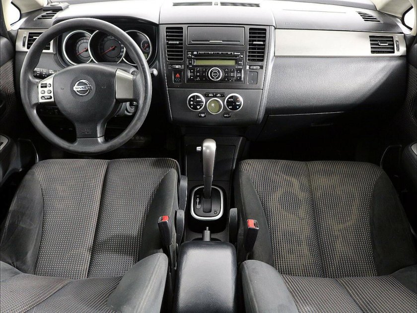 Nissan Tiida 2008 салон