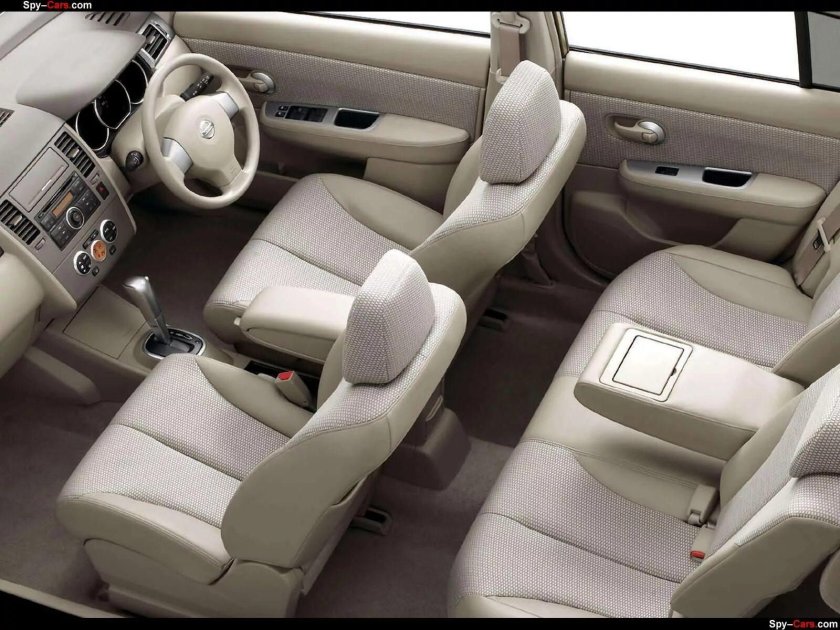 Nissan Tiida 2008 седан салон