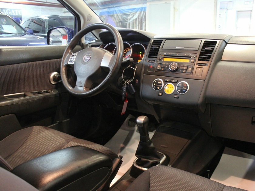 Ниссан Тиида 2010 салон