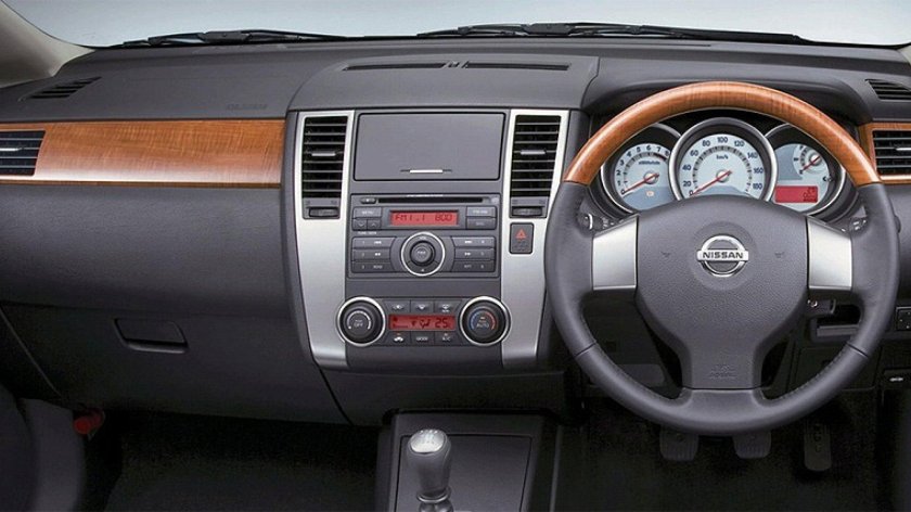 Панель Ниссан Тиида 2008