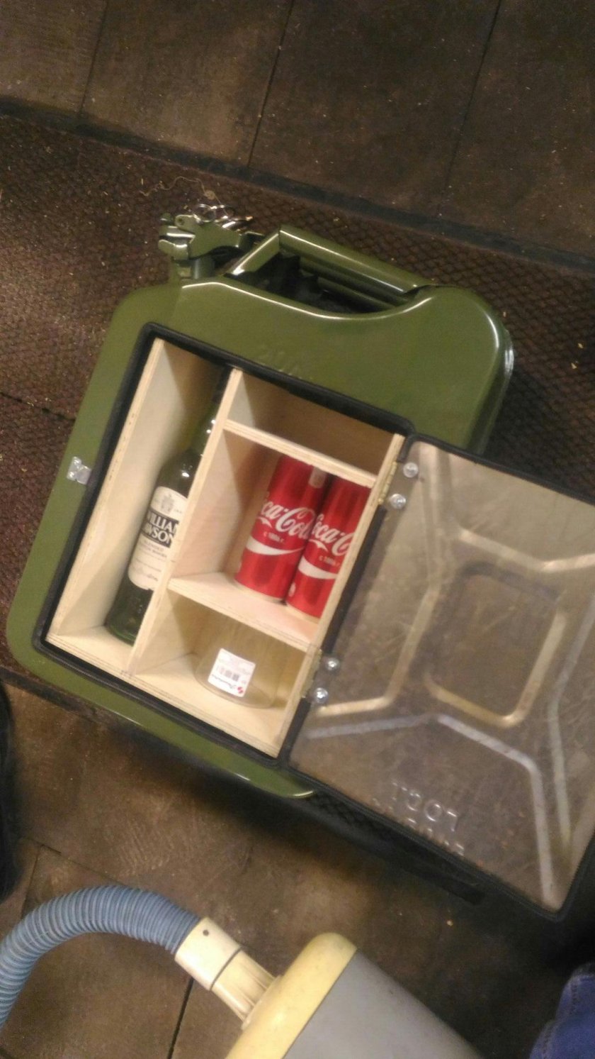 Из металлической канистры