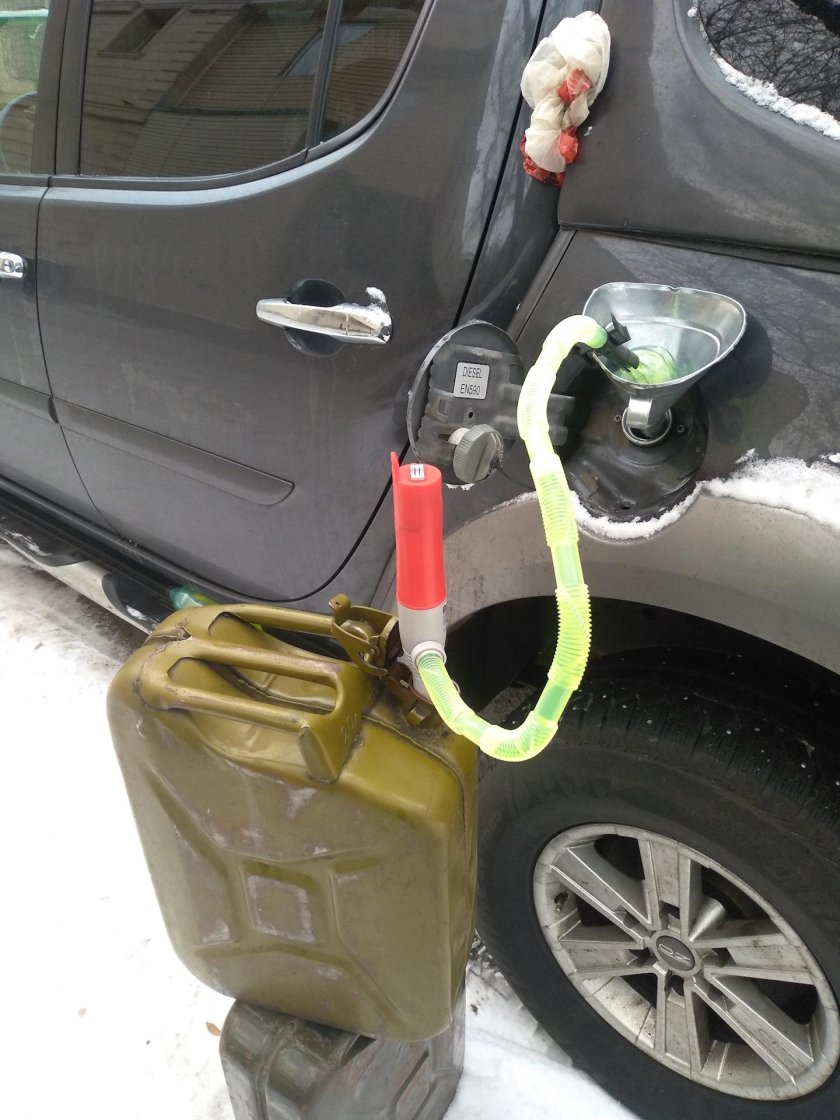 Перекачка бензина из канистры в бак