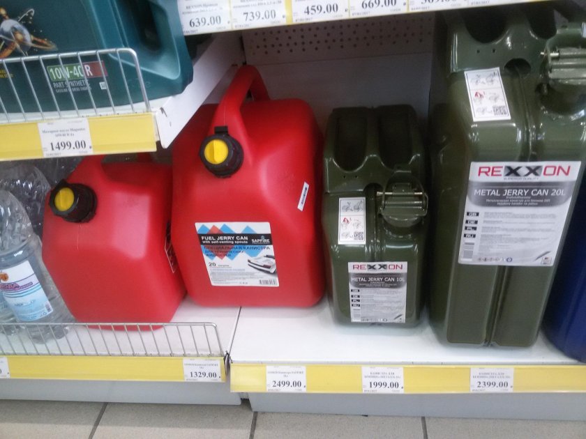 Канистра на АЗС