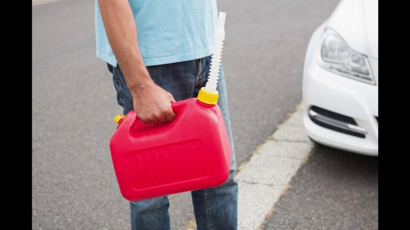 Канистра в руке