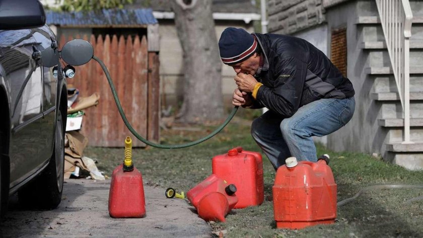 Сливают бензин