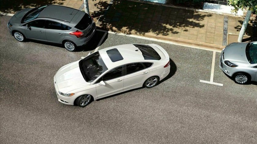 Автомобиль паркуется