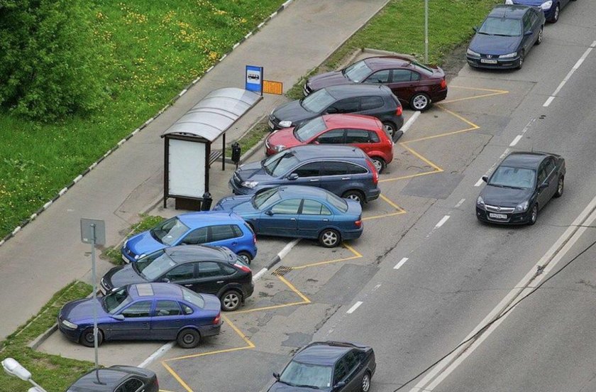 Парковка вдоль дороги