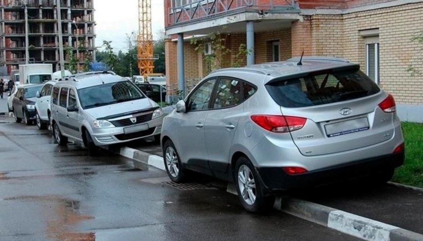 Машина на тротуаре