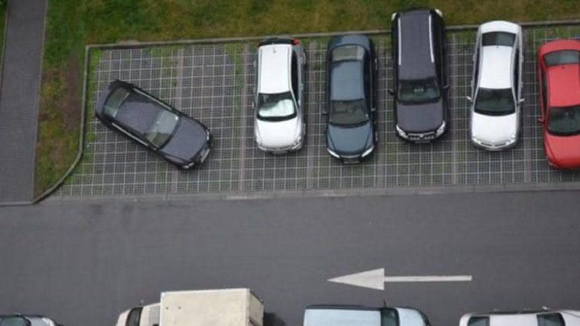 Стоянка машин во дворе